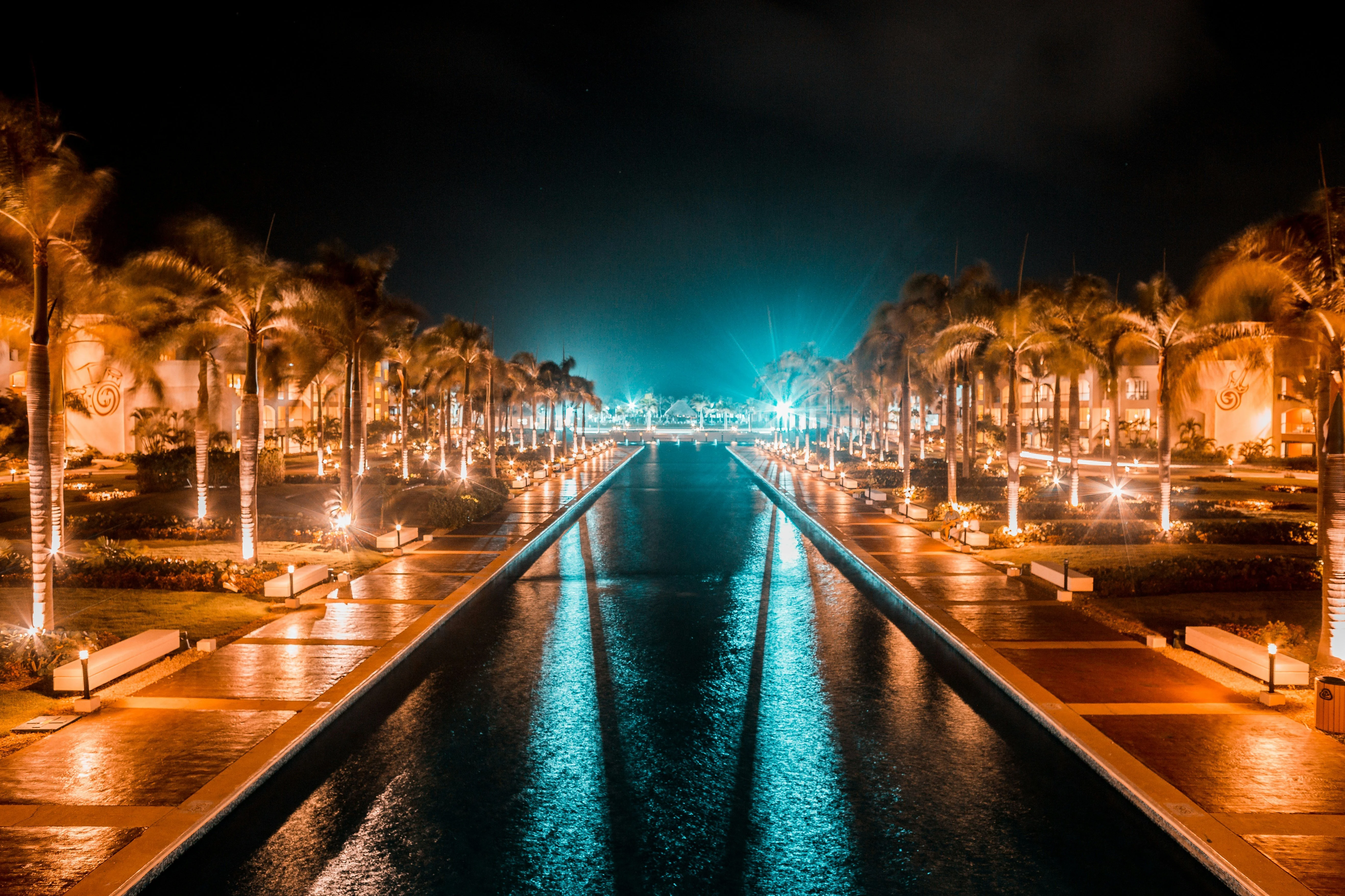 Ambiente de casino online con iluminación táctica